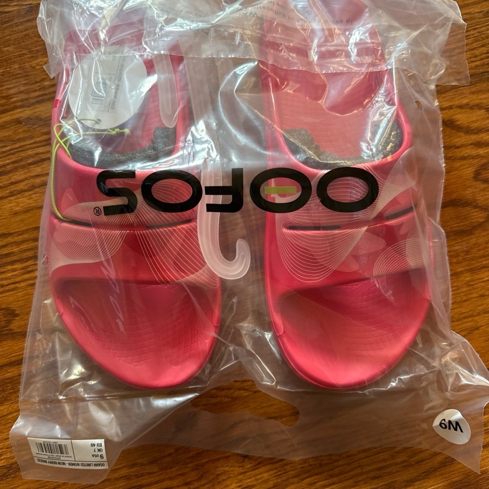 OOFOS Vibrant Pink Recovery Slides - Picture 4 of 9